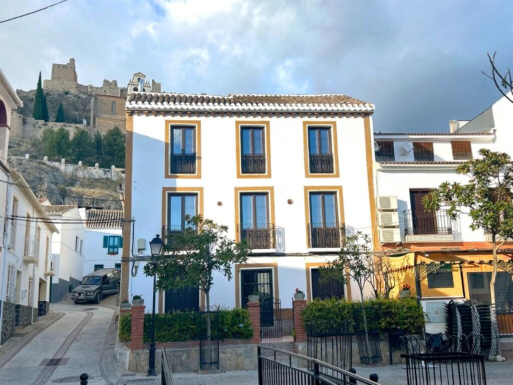 En la foto: el hermoso proyecto de renovación de Alan Carr y Amanda Holden en Andalucia está a la venta, y los británicos están atónitos por el precio