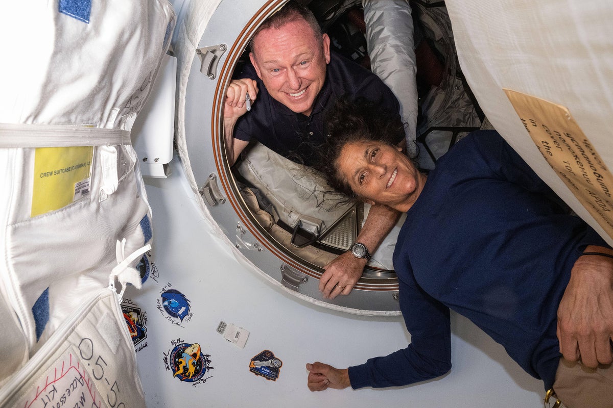Después de 286 días en el espacio, los astronautas de la NASA regresan a la tierra con un chapoteo