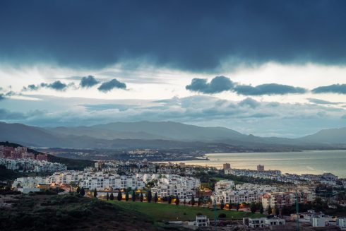 El contrabando de drogas regresa a la Costa del Sol de España: Siete Narcos arrestados descargando cocaína en una playa de Manilva