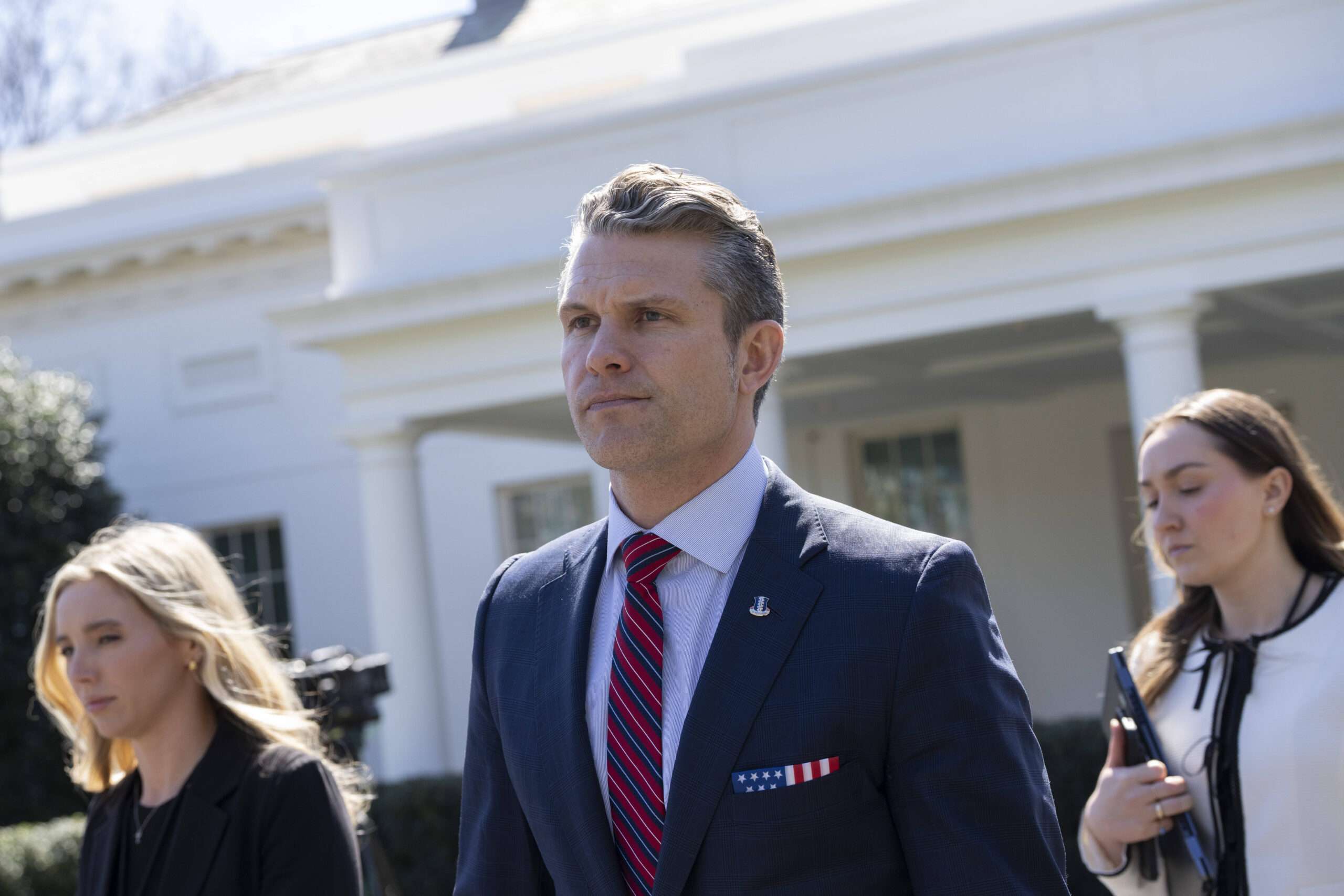 El descuido y la deshonestidad de Pete Hegseth espejo Hillary Clinton