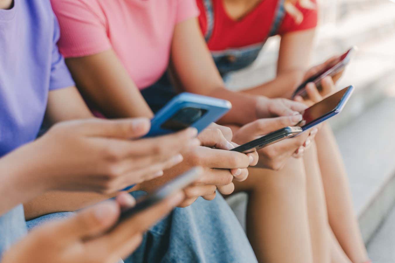 Los teléfonos inteligentes pueden ser beneficiosos para los niños, si evitan las redes sociales