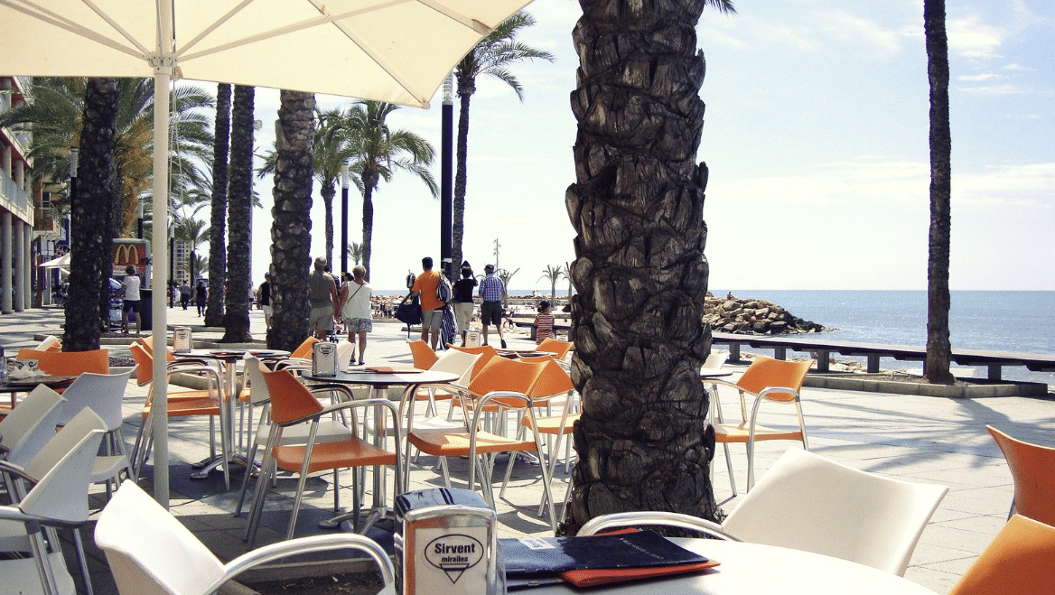 Torrevieja limitará la ocupación de la terraza en el paseo marítimo