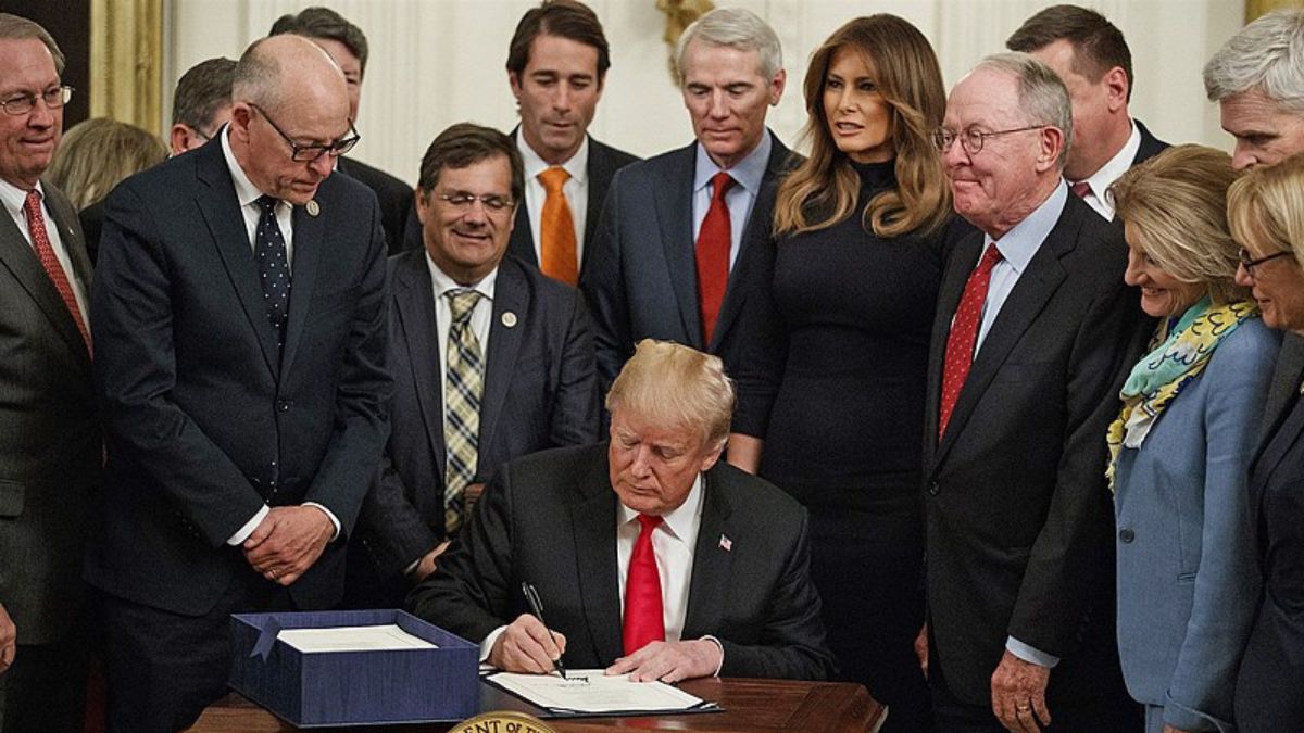 Trump apunta al bufete de abogados vinculado a Soros, reduce las autorizaciones de seguridad en las últimas acciones ejecutivas