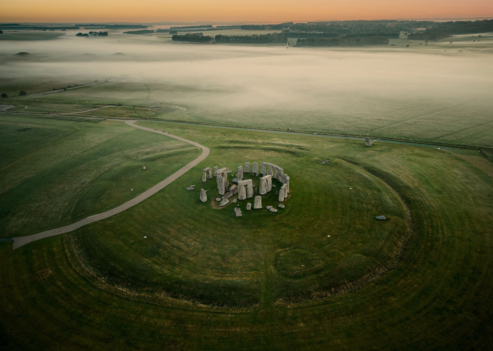El antiguo sitio de entierro de las piedras de la bandera puede haber inspirado a Stonehenge