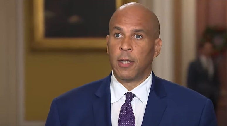 Cory Booker llama a los demócratas del Senado que están a punto de capitular con Trump