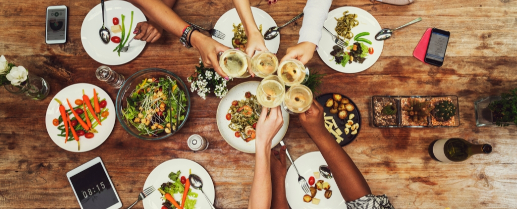 El informe de la felicidad mundial de 2025 revela la importancia de compartir comidas: Sciencealert