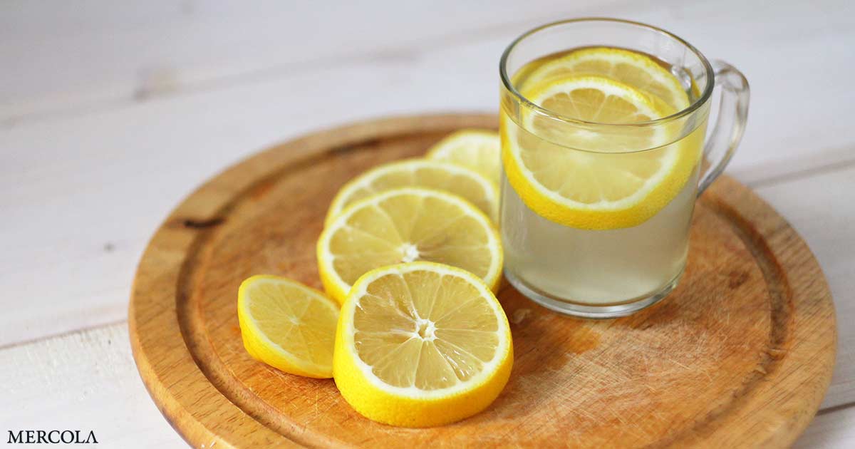 ¿Cómo beneficia el agua de limón caliente su salud?