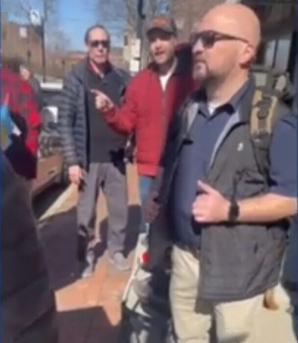 VIDEO: JD Vance habla con Ucrania apoyando a los manifestantes que lo acosaron a él y a su pequeña hija cerca de su casa de Cincinnati | El experto de la puerta de entrada