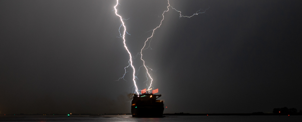 Lightning sobre carriles de envío de repente a la mitad después de nuevas regulaciones: Sciencealert