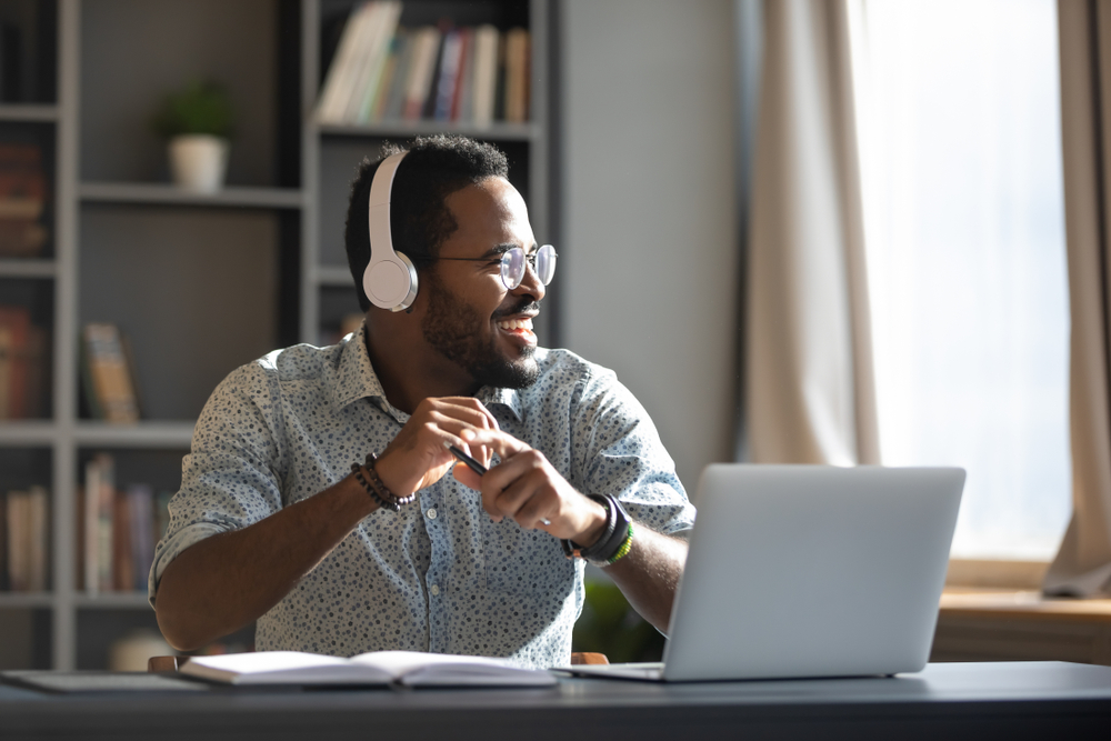 ¿Cómo impacta la música en tu cerebro y tu flujo de trabajo?