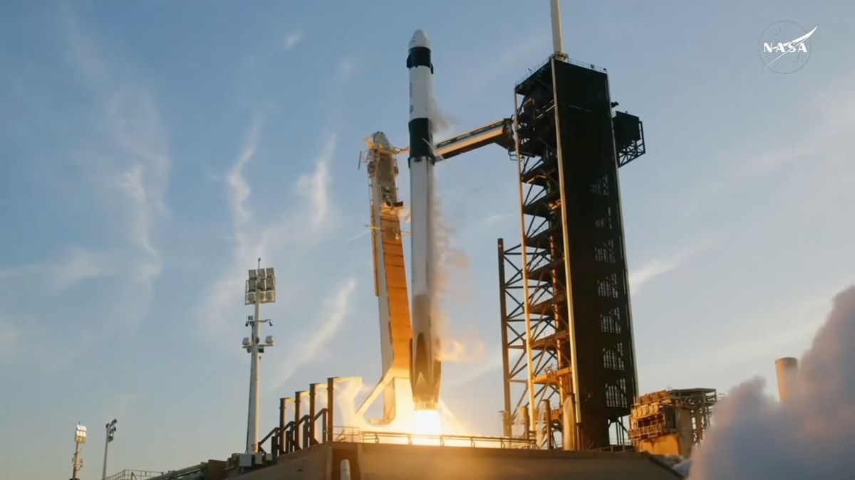 SpaceX lanza un equipo de ayuda para los asediados astronautas de Starliner de la NASA en ISS (Video)