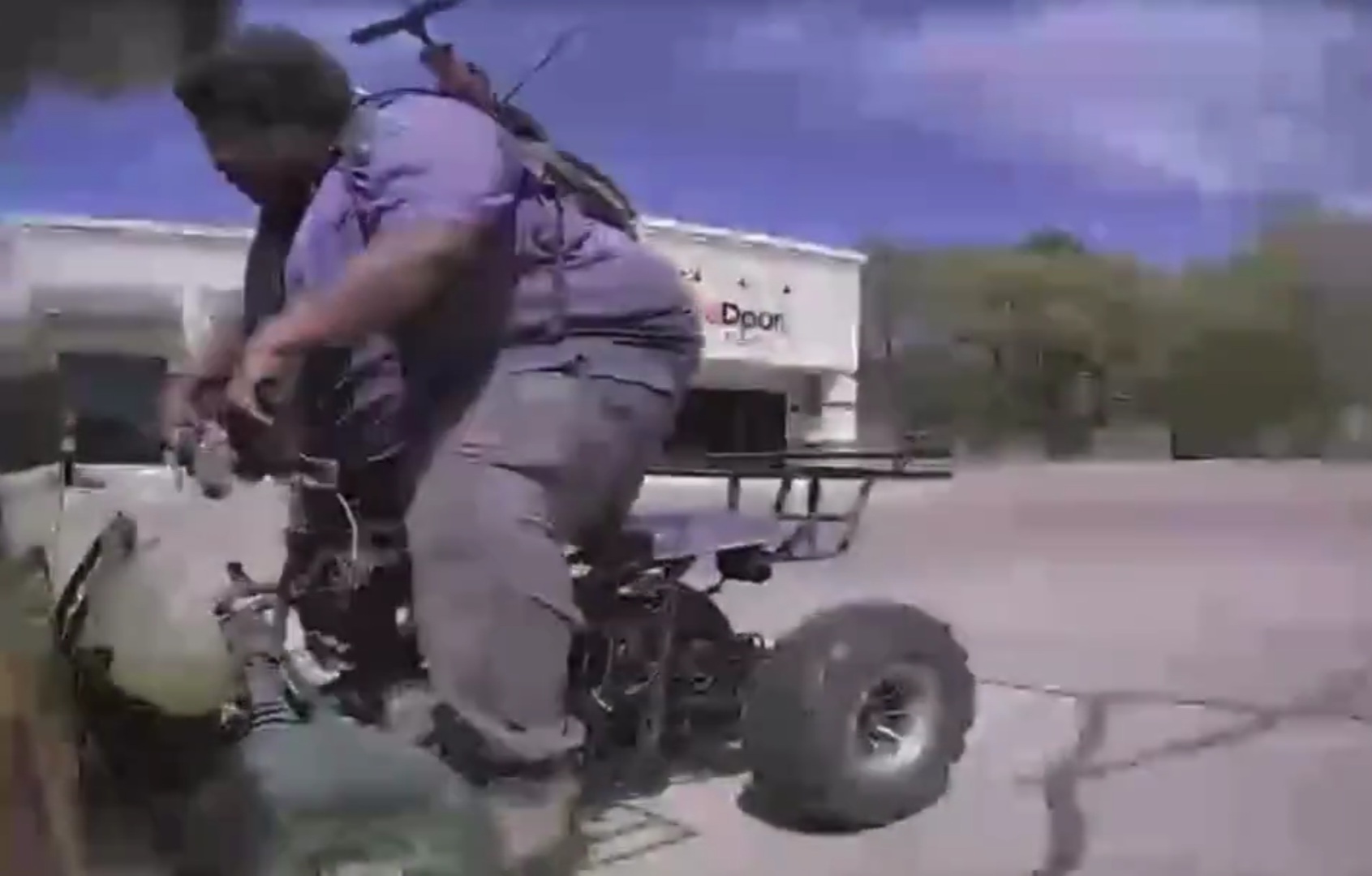 La policía arresta al hombre por embestir Tesla Cybertruck con Mini de cuatro ruedas (Video) | El experto de la puerta de entrada