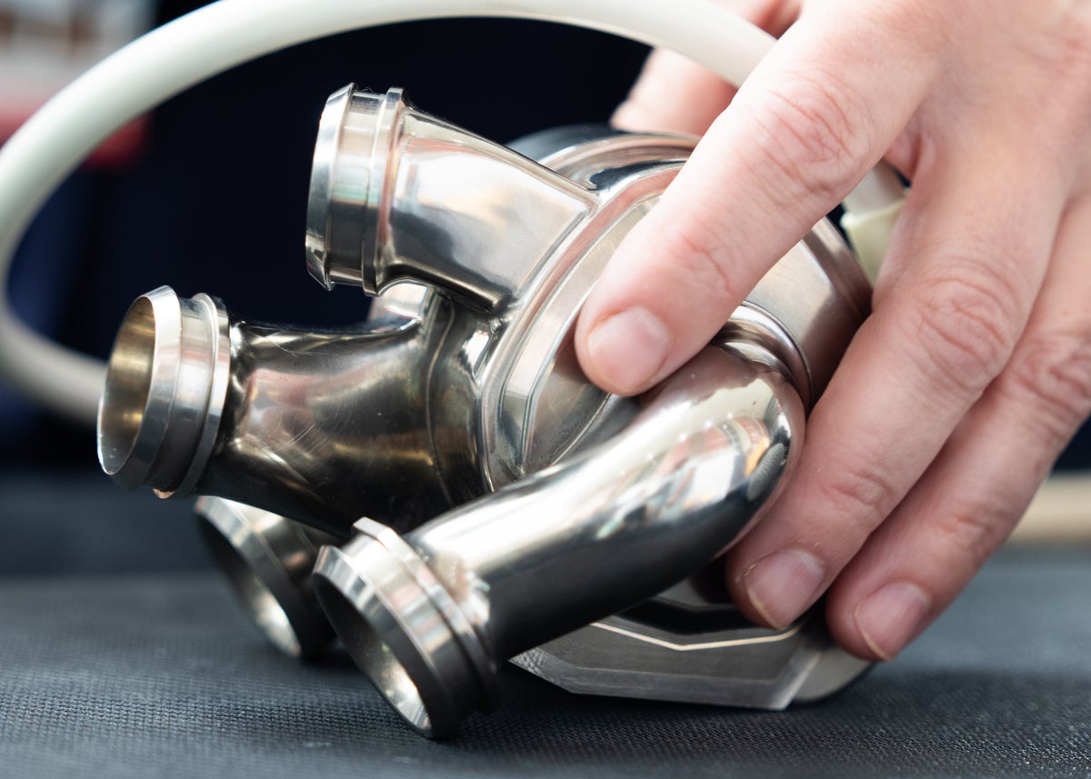 El hombre sobrevive con Titanium Heart durante 100 días, un mundo primero