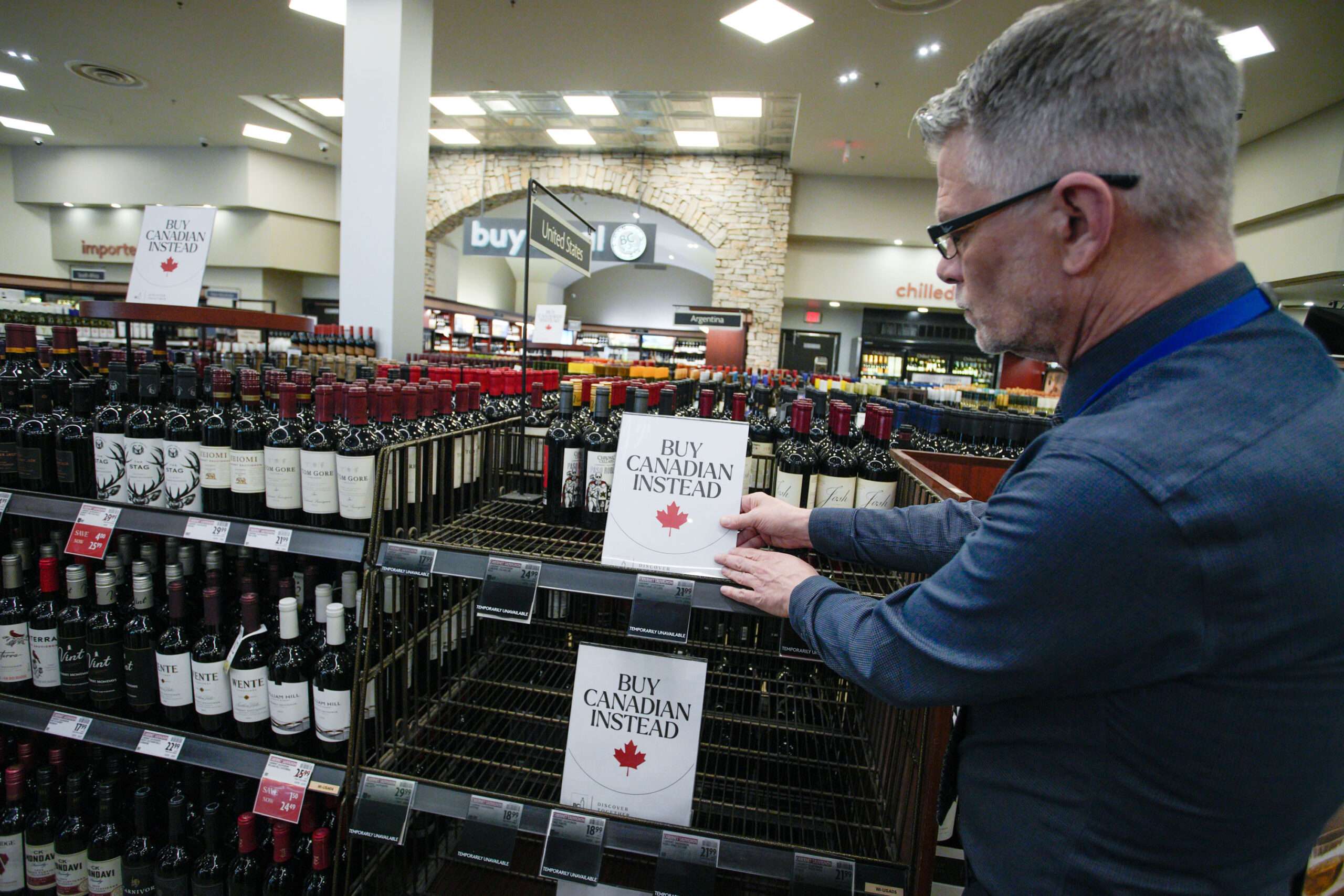 La guerra comercial de Trump está alimentando el interés canadiense en desregular el licor