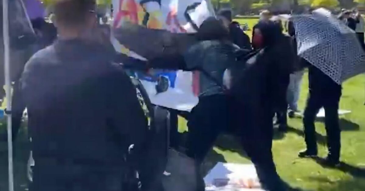 La policía observa y no hace nada mientras los vándalos antifa enmascarados atacan violentamente a los estudiantes de TPUSA, personal de UC Davis (video) | El experto de la puerta de entrada