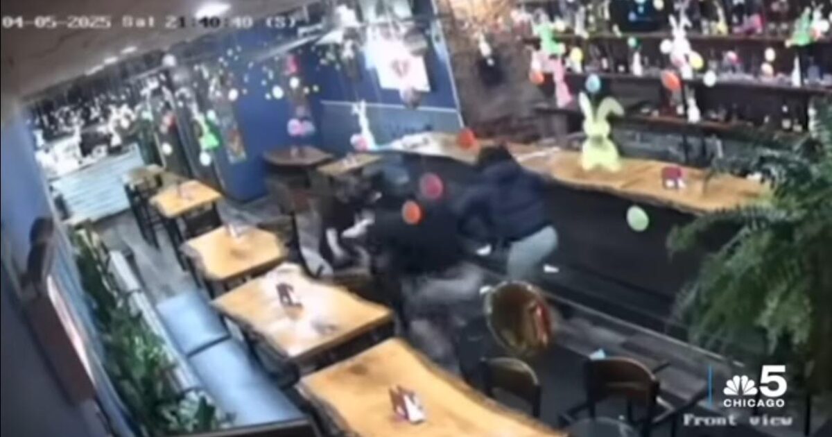 Horror: Dos mujeres golpean brutalmente, paten, pisotan la camarera de Chicago por la disputa de Bill después de comer comida y exigir reembolso (video) | El experto de la puerta de entrada