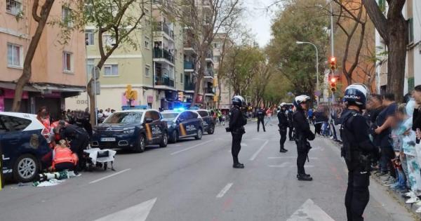 El oficial dispara al volante del auto del sospechoso