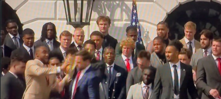 Episodio de caminata Vance Breaks College Football Championship Trophy