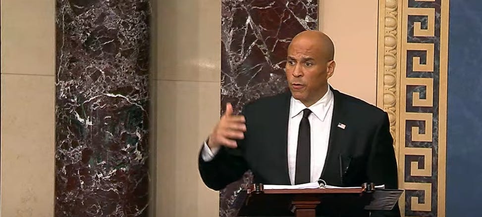El senador Cory Booker lidera al interrumpir el Senado mientras pueda soportar para protestar contra Trump