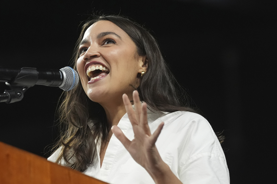 AOC reúne a miles en la América roja al volar a Trump ‘criminal’