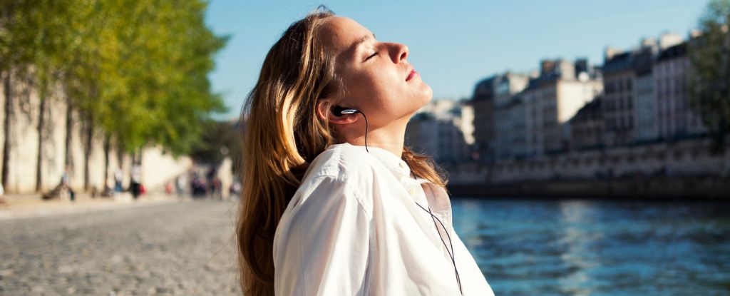 Cómo escuchas puede tener más que ver con tu sexo que tu edad: Sciencealert