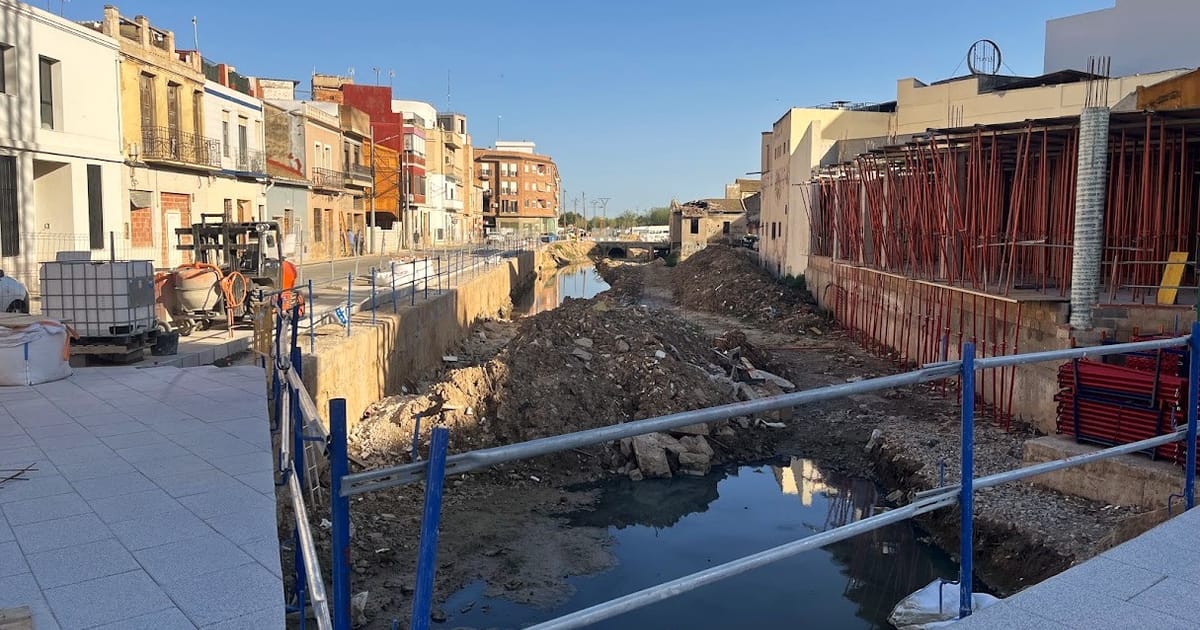 Dentro del movimiento de base reconstruyendo Valencia con inundación-Político