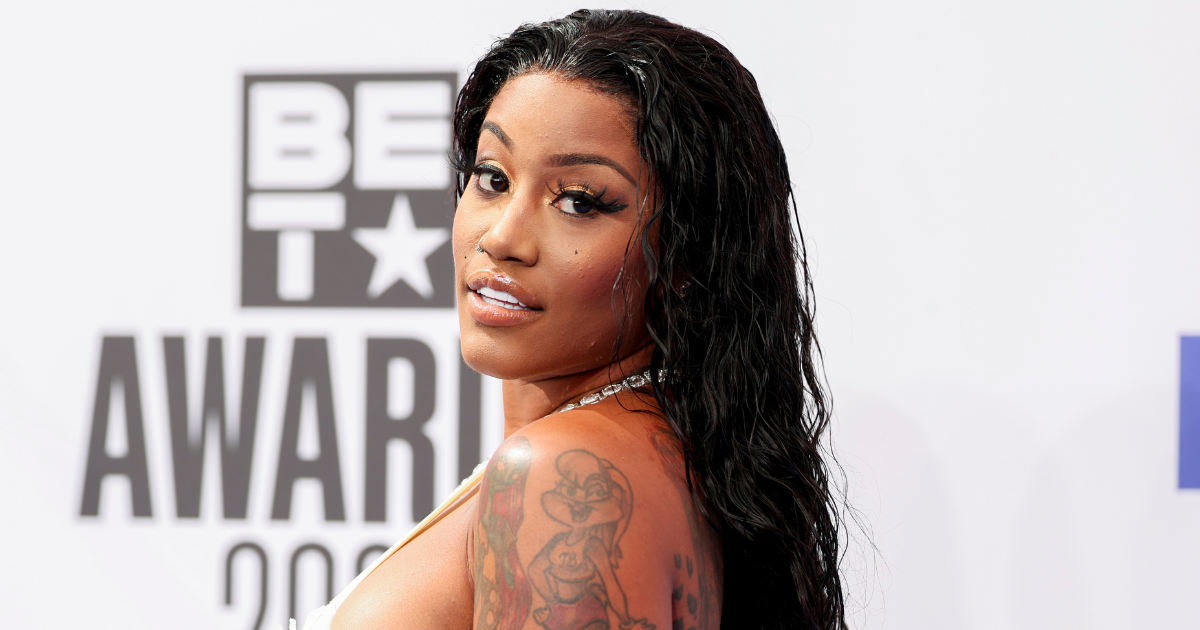 Jhonni Blaze aplaude en el video de los críticos sobre la silla