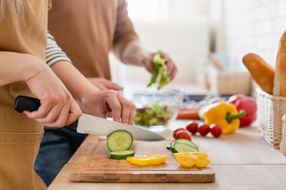 Madera versus tablas de corte de plástico: ¿Cuál es más limpio y saludable?