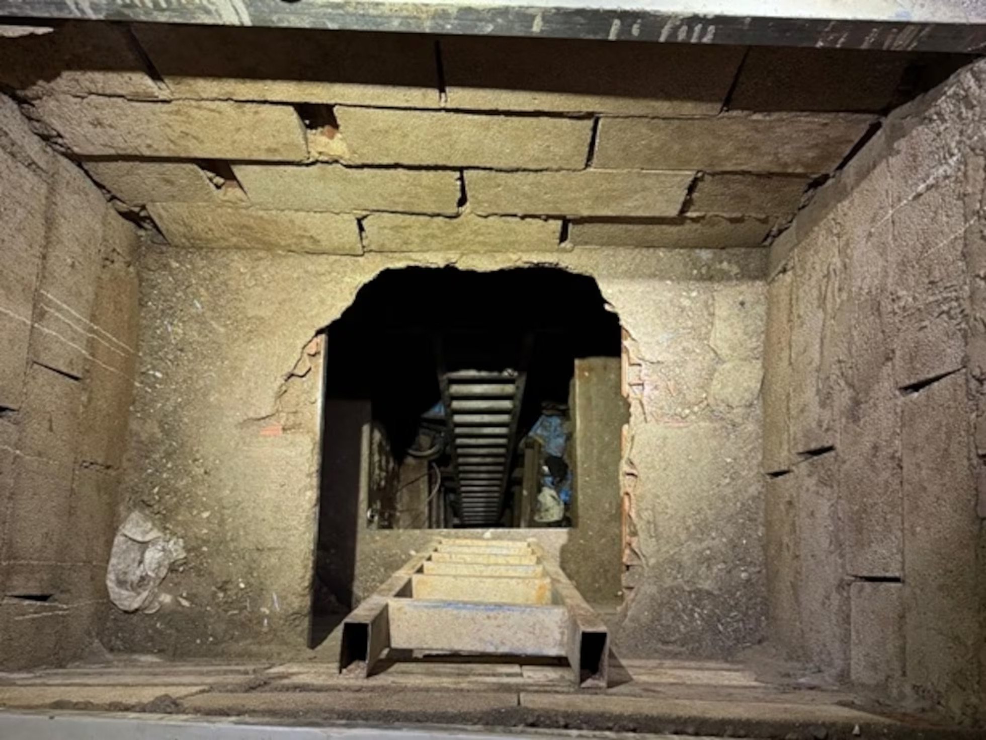 El escándalo como investigadores marroquíes encuentran la entrada al túnel de narco a España dentro de la casa que pertenece a los militares locales