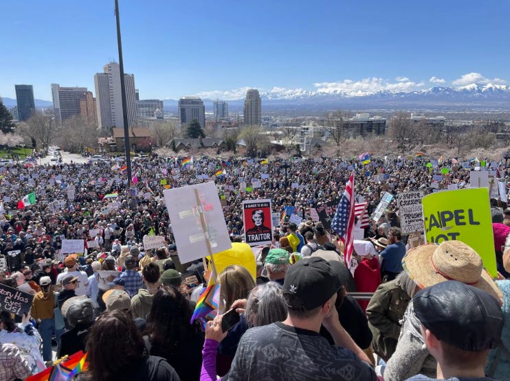 La multitud masiva de Salt Lake City canta “f*ck Donald Trump” en la protesta