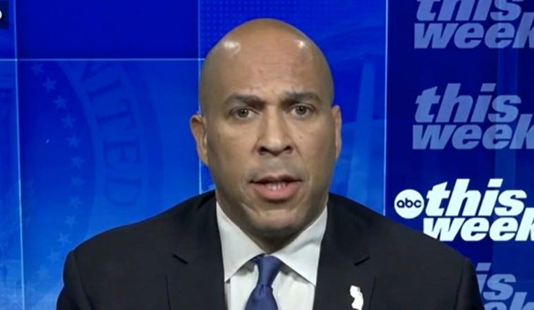 Cory Booker muestra que lo consigue mientras destruye por completo a Trump