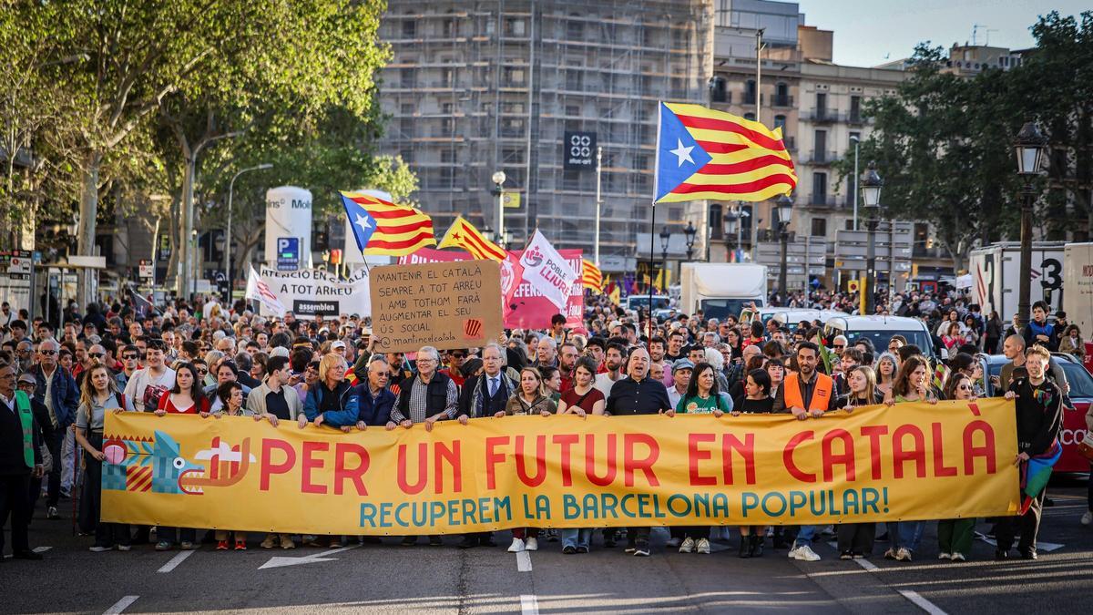 Millas de personajes se manifiesto en defensa del catalán en Barcelona coincidio con sant jordi