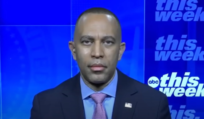 El líder de la Cámara de Representantes de Demócrata, Hakeem Jeffries, disgusta abiertamente la estrategia del vicepresidente de DNC David Hogg (Video) | El experto de la puerta de entrada