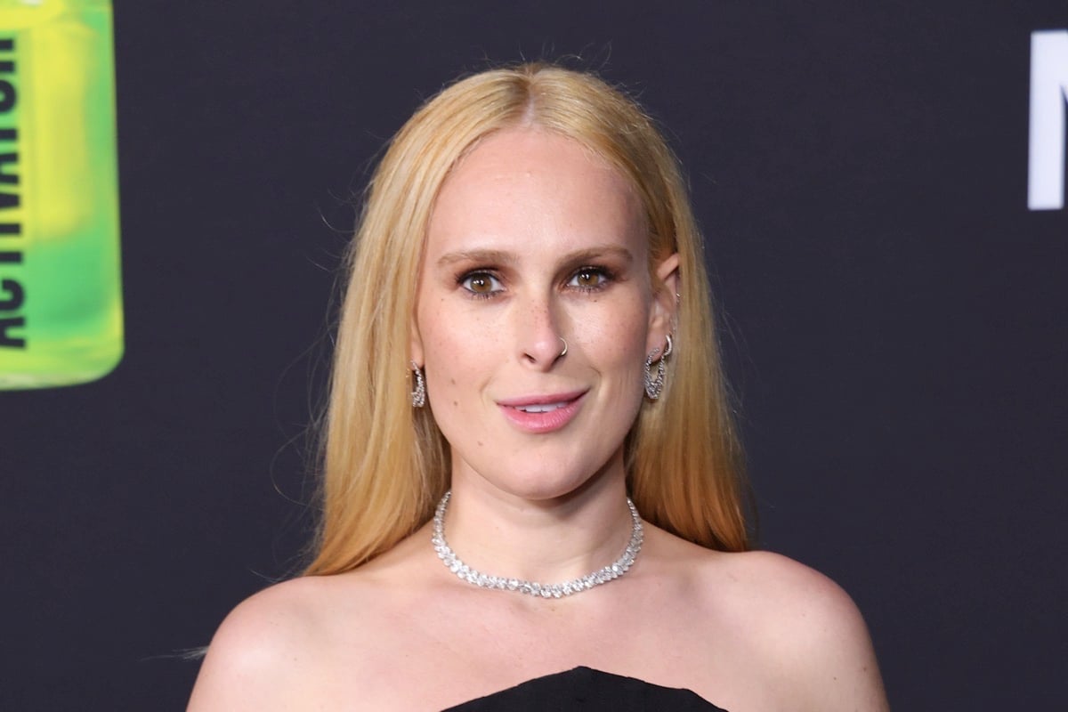 La hija de Bruce Willis y Demi Moore, Rumor Willis, revela que todavía se baña con sus hermanas adultas