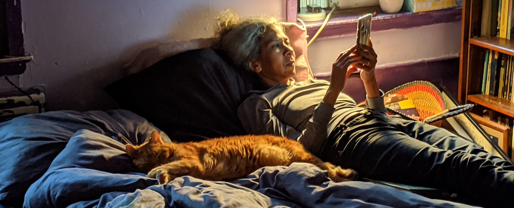 El tiempo de pantalla en la cama puede aumentar las probabilidades de insomnio, sugiere el estudio: Sciencealert