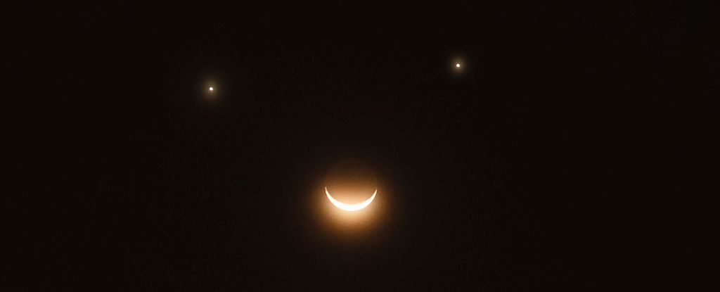 La rara luna de ‘cara sonriente’ a punto de golpear el cielo con Venus y Saturno: Sciencealert