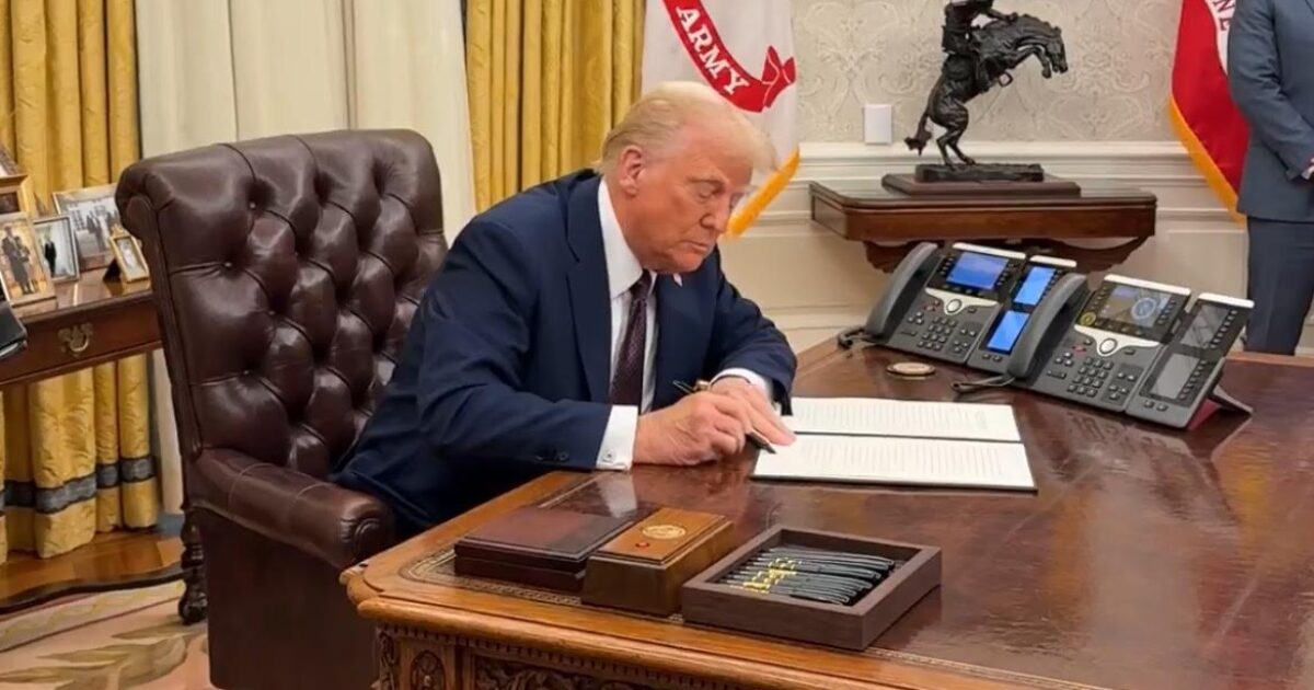 Justo en: Trump emite una gran cantidad de indultos y conmutaciones: Todd y Julie Chrisley, el teniente del ejército Mark Bashaw, el ex representante del Partido Republicano Michael Grimm, el rapero NBA Youngboy entre los perdonados | El experto de la puerta de entrada