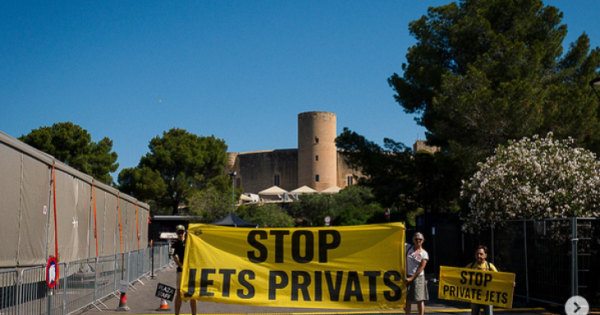 Los manifestantes de Mallorca atacan el “elitismo y la turistificación” de Louis Vuitton