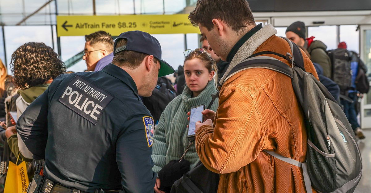 Las detenciones del aeropuerto tienen los viajeros ‘asustados’