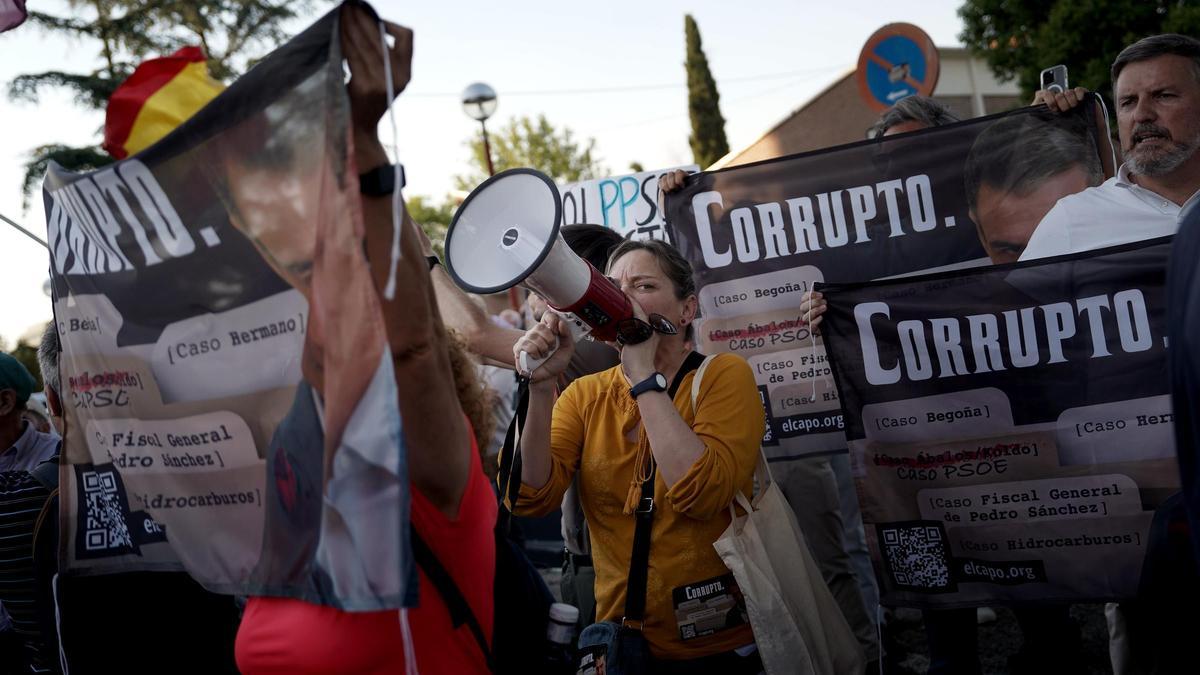 Vox y Grupos de Ultraderecha Protestan Contra Sánchez en Las Inmediacions de la Moncloa