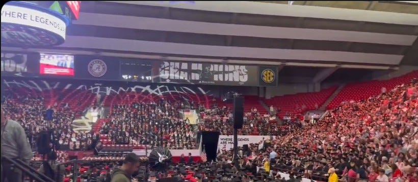 Trump es tan impopular que enfrentó asientos vacíos en un discurso en Alabama