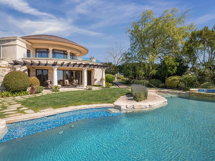 Ben Affleck se ríe de la mayoría de los alabanza de solteros elegibles, dice que ama las latinas