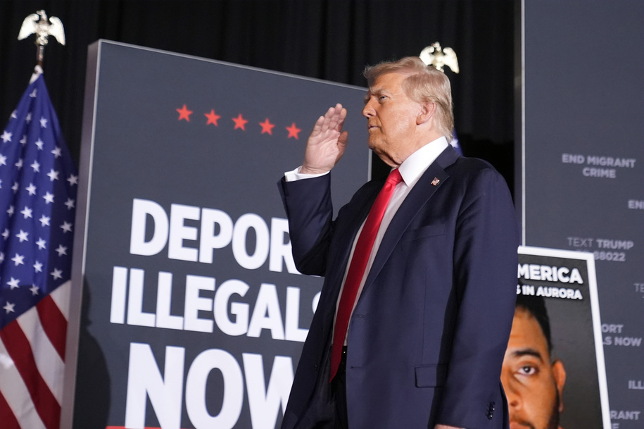 Sus dólares de impuestos se están desperdiciando en los falsos vuelos de deportación de Trump