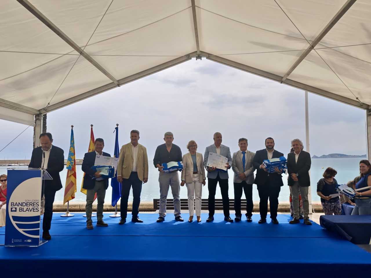 Diez banderas azules, y aún lo sostienen porque el inodoro está roto
