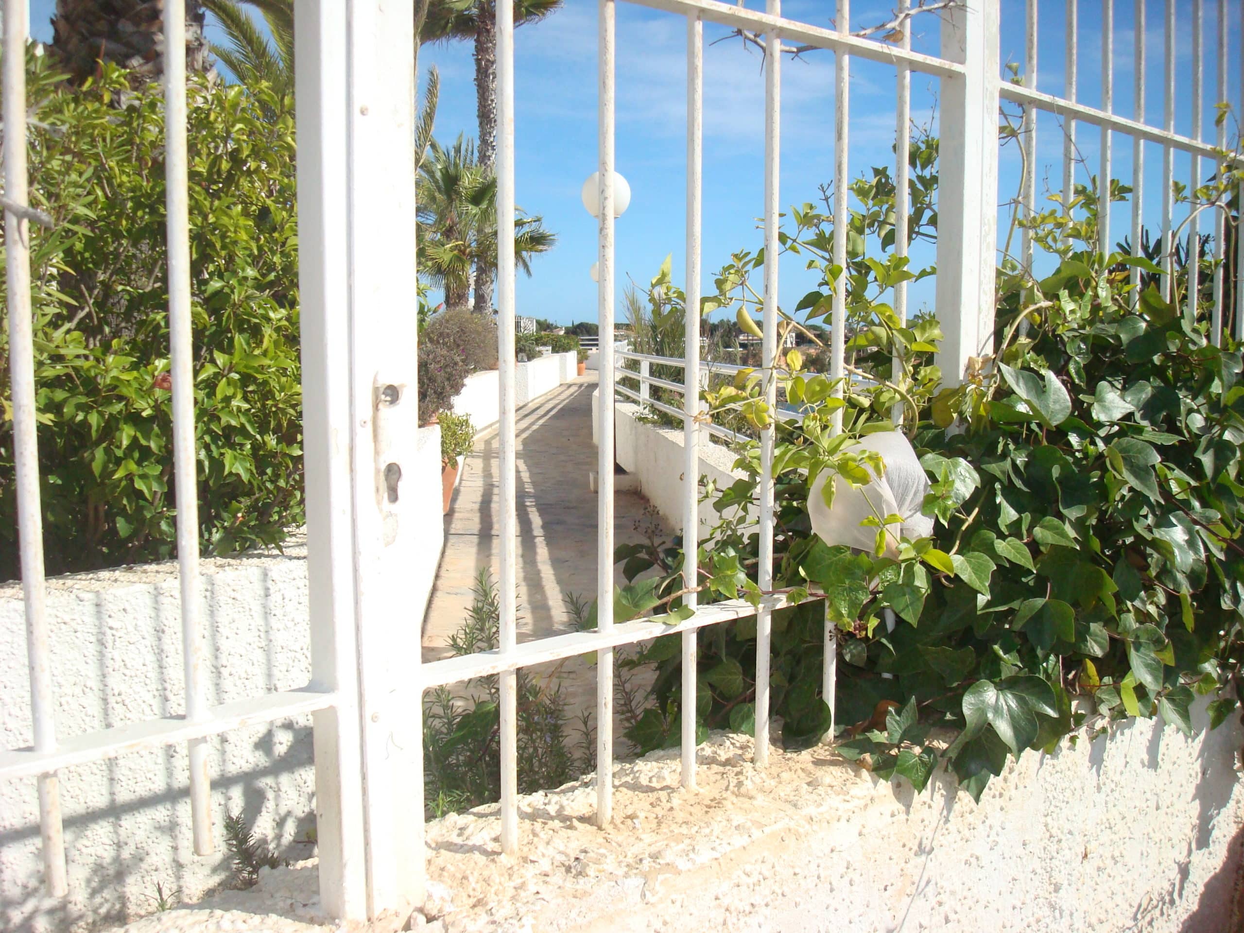 La pasarela costera de Orihuela Costa bloqueada para otro verano
