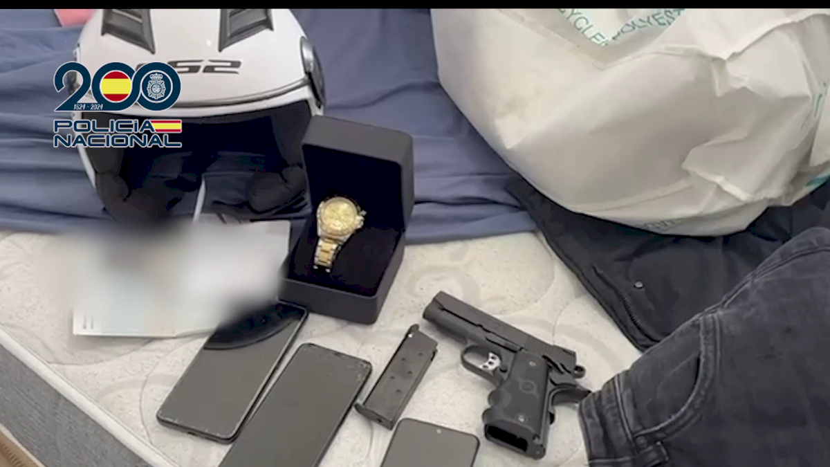 Los asaltantes de armas roban relojes de lujo antes de huir de la moto en España