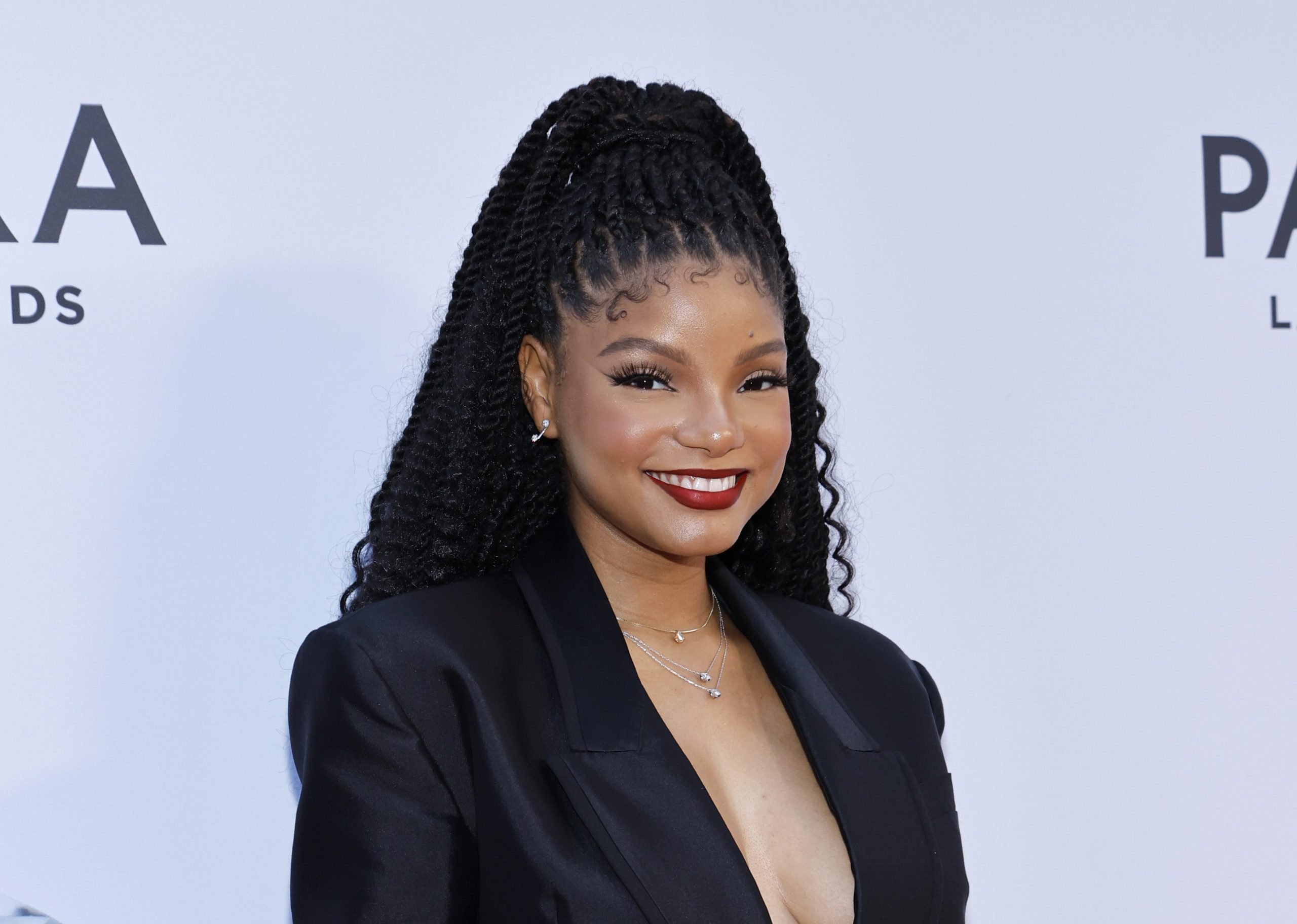 Halle Bailey nace internet con estas fotos de vacaciones de fuego