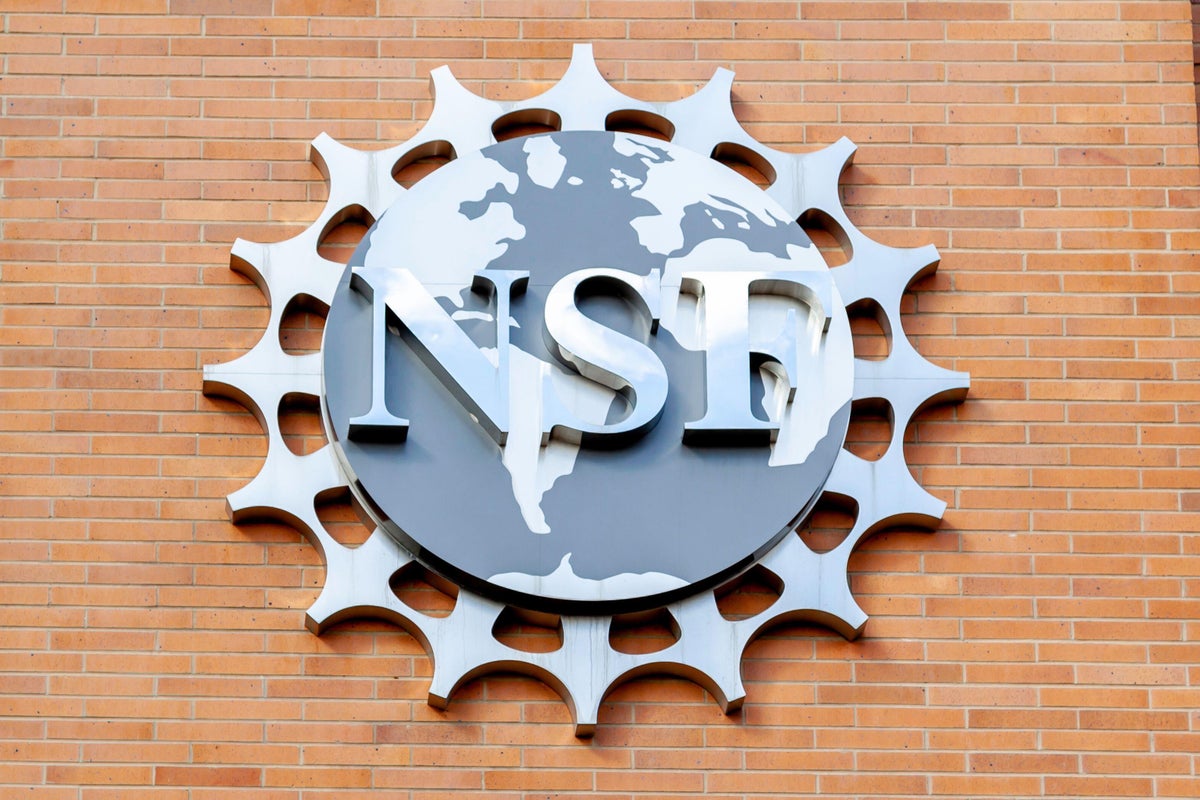 Bajo Trump, la National Science Foundation reduce todos los fondos a los científicos