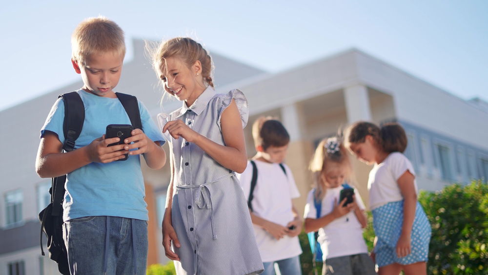 Finlandia prohíbe los teléfonos móviles en las aulas «Euro Weekly News