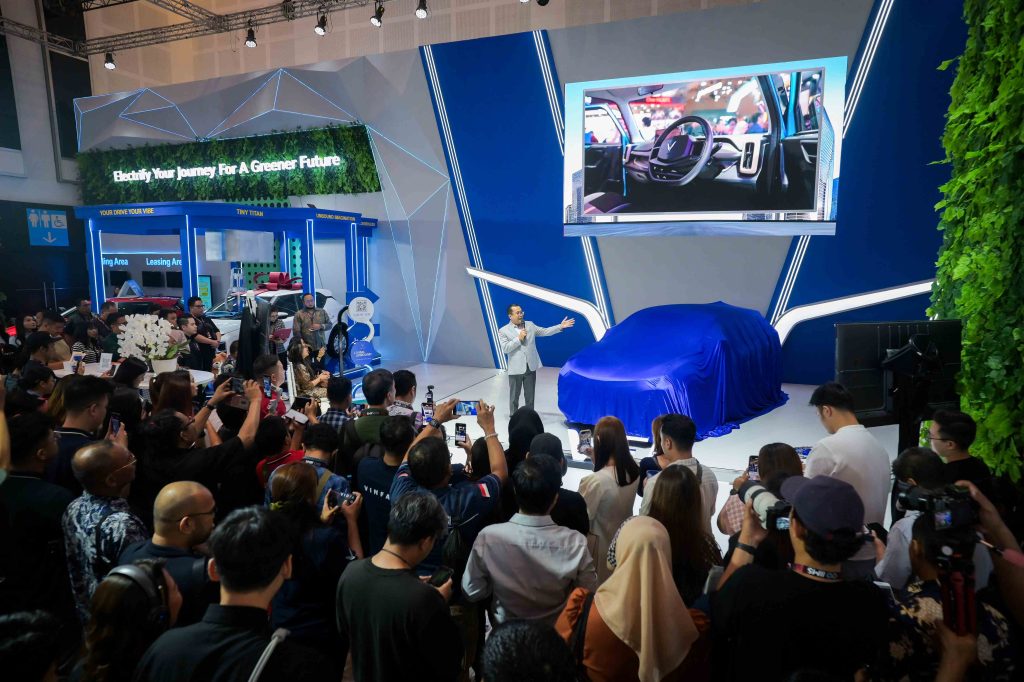Vinfast muestra el VF 6 Dirección a la derecha por primera vez en IIMS Surabaya 2025